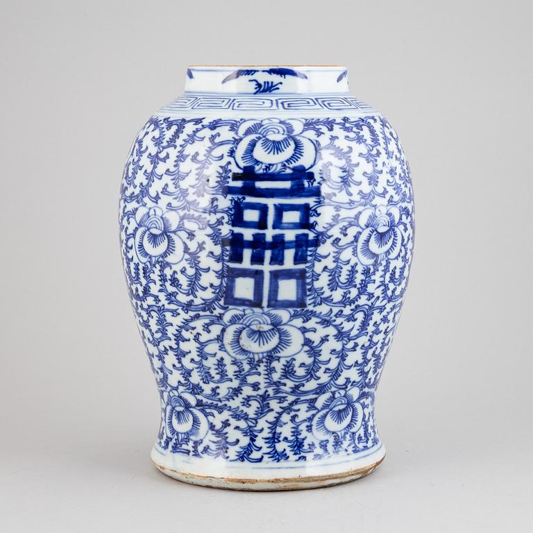 A chinese blue and white urn, Qing Dynasty, 19th century.