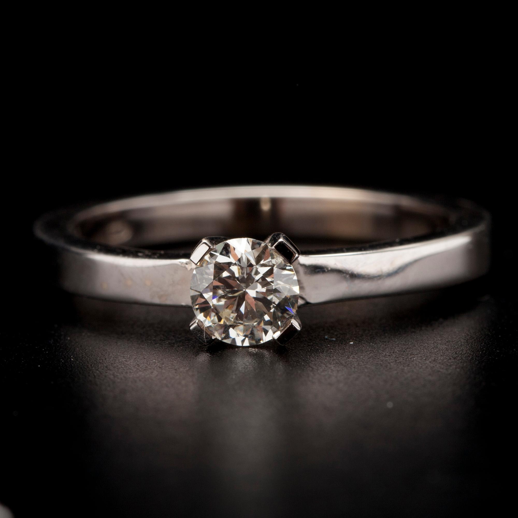 RING, vitguld 14K, briljantslipad diamant 0,41 ct. Vikt 3,4 g.