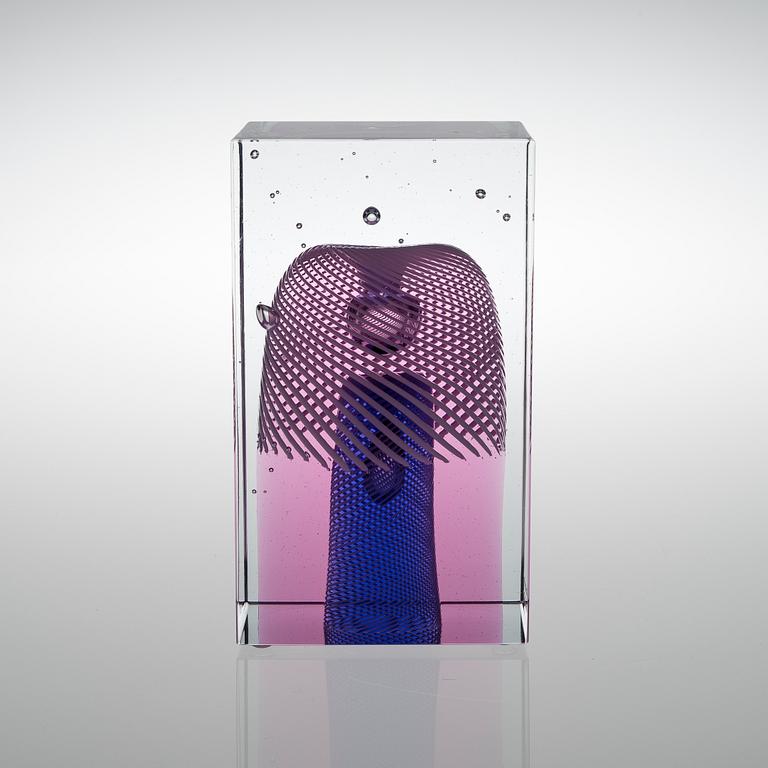 OIVA TOIKKA, A GLASS CUBE. Signed Oiva Toikka, Nuutajärvi 96/100, Kun tuomet kukkivat 2007.