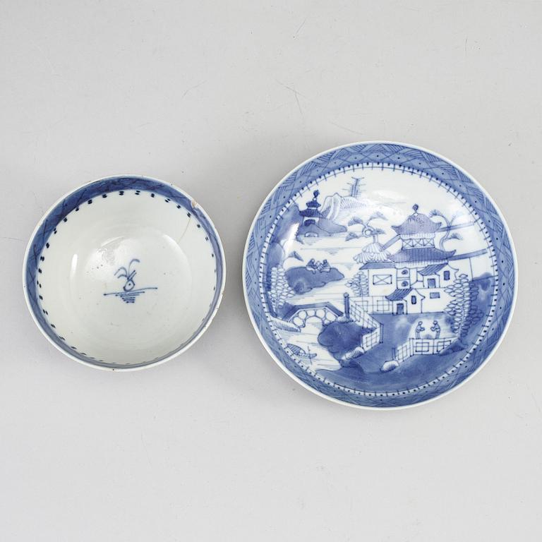 A set of a famille rose flower pot, four blue and white cups, and a small dish, late Qing dynasty.