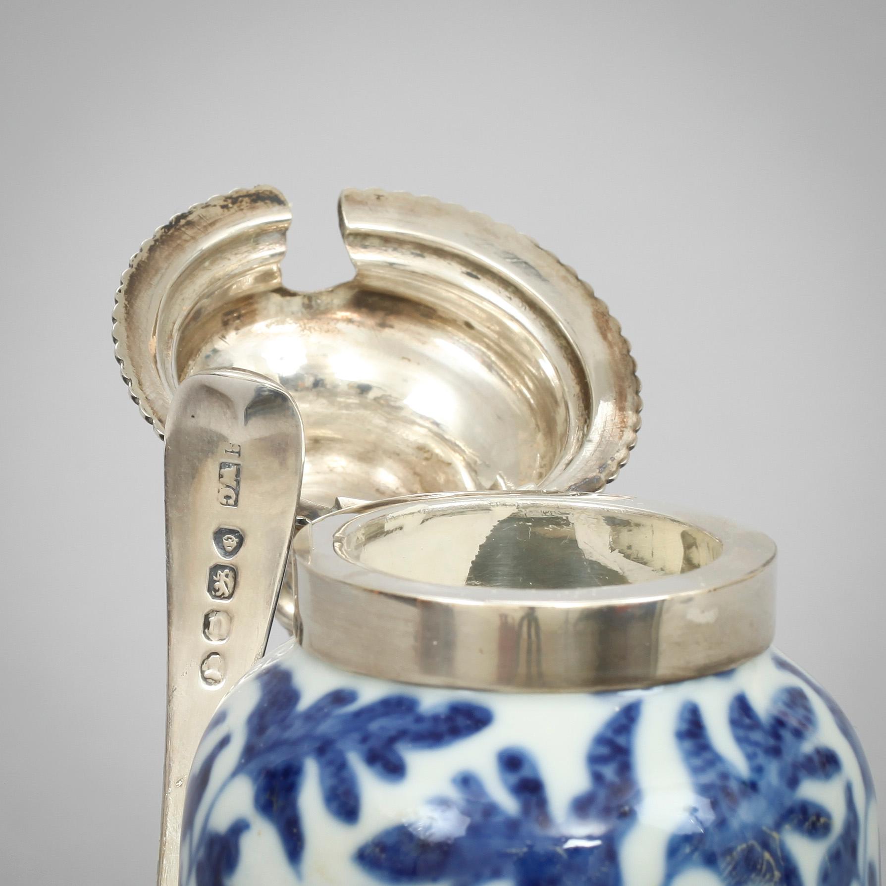 SENAPSBURK med SKED, porslin och silver, Kina/England 1900-tal.