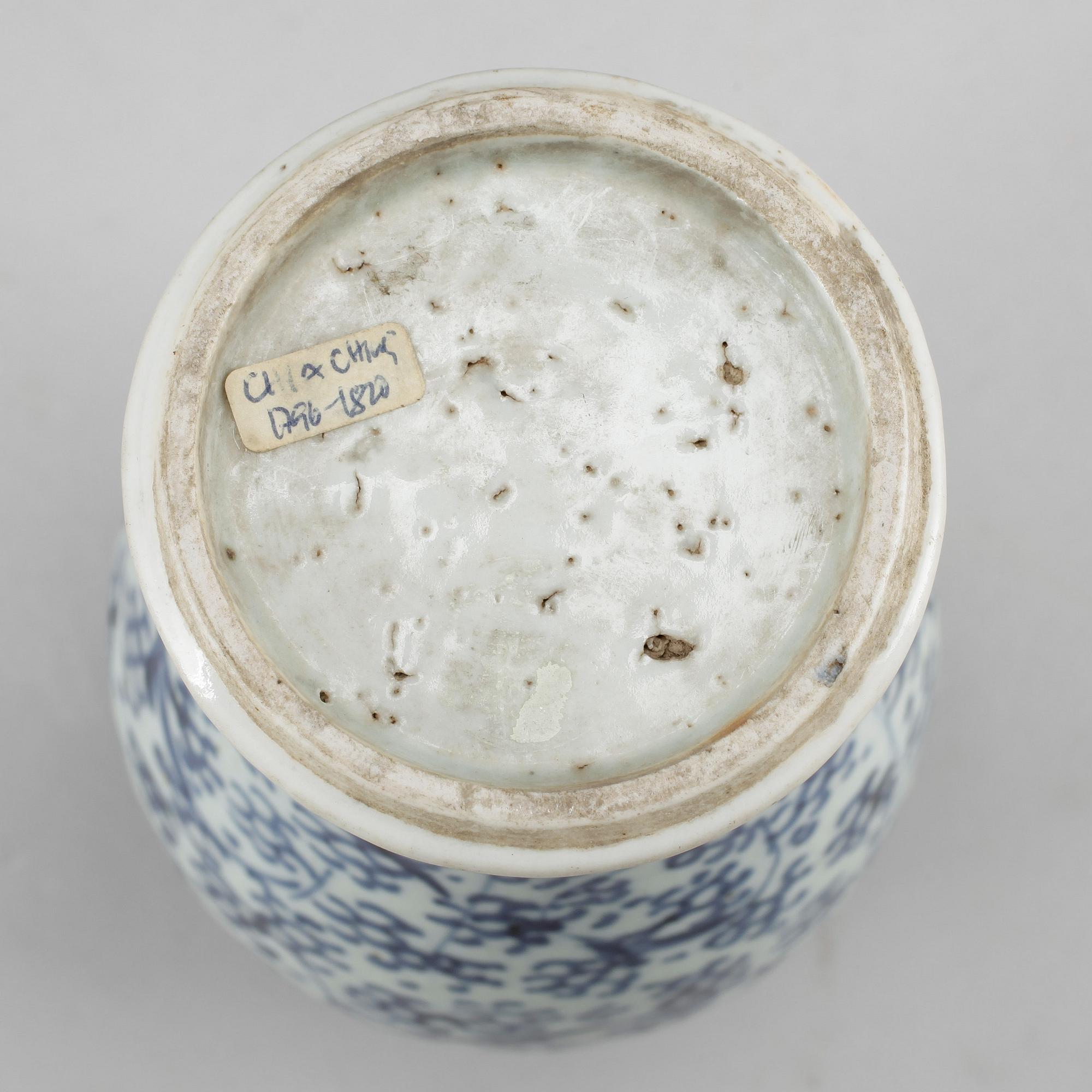 VASER, 2 st, och URNA, porslin, Kina, 1800-tal.