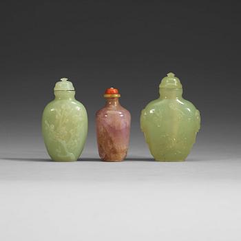 1389. Three nephrite and rosequarts snuff bottles.