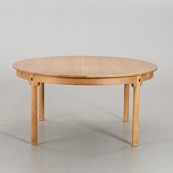 A BÖRGE MOGENSEN TABLE AND 6 OAK CHAIRS+ STOOL.