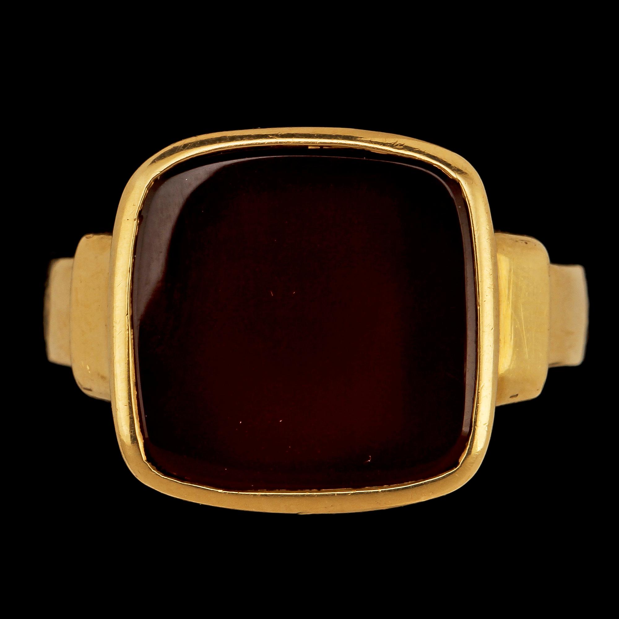 RING, 18k guld med karneol, G Fahlström, Stockholm, 1948. Vikt 8 g.