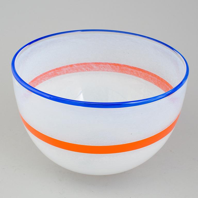 ULRICA HYDMAN-VALLIEN, a glass bowl from Kosta Boda Ateljé, signed.