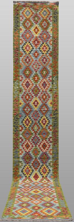 A Kelim runner, c. 492 x 81 cm.