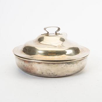 A 20th century English lidded silver dish 1925, total weight 2020 grams.