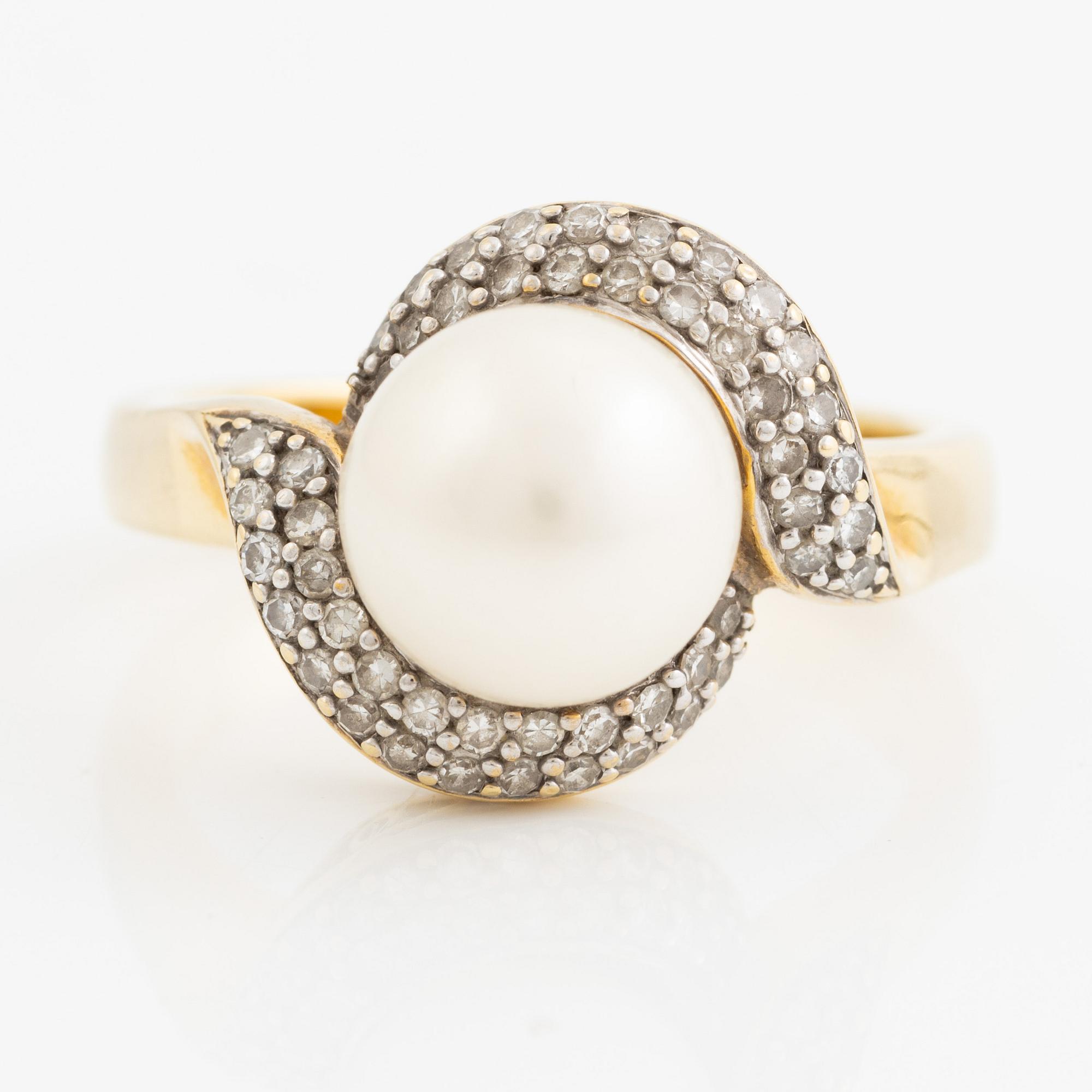 Ring 18K gold with a cultured pearl and round brilliant-cut diamonds.