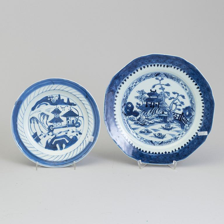 A part dinner export porcelain service, Qing dynasty, 19th century (23 pc).