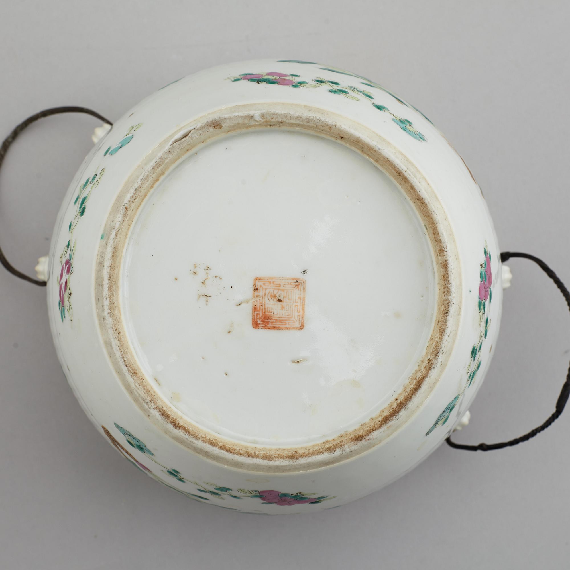 A famille rose jar with cover, late Qing dynasty, circa 1900.