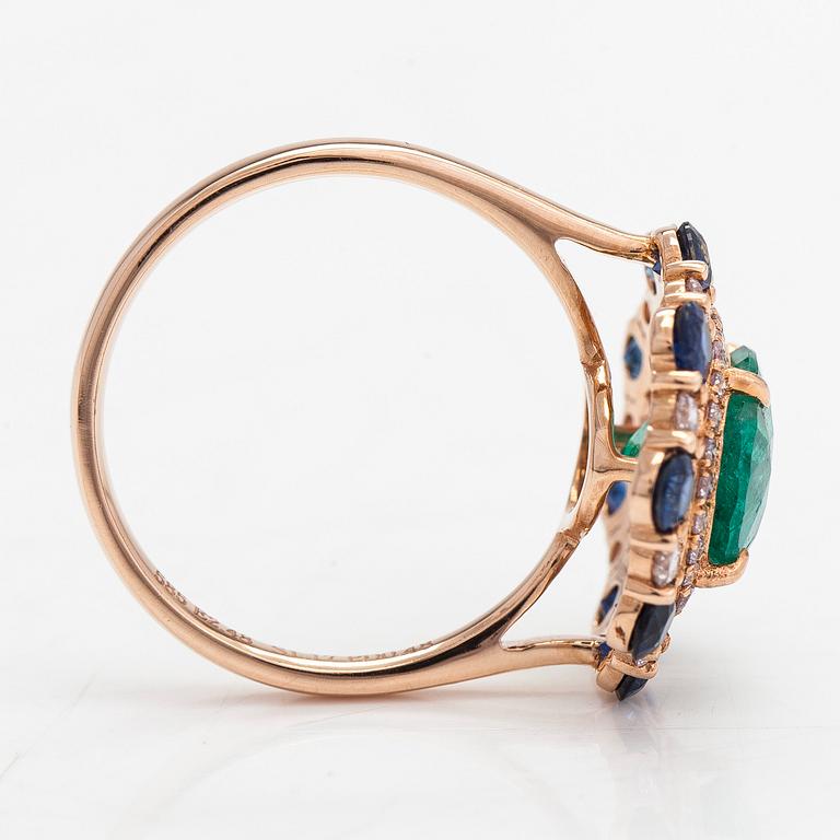 A 14K rosegold ring with an emerald  2.48 ct, sapphires ca 1.17 ct, and diamonds ca. 0.48 ct. With IGI certificate.