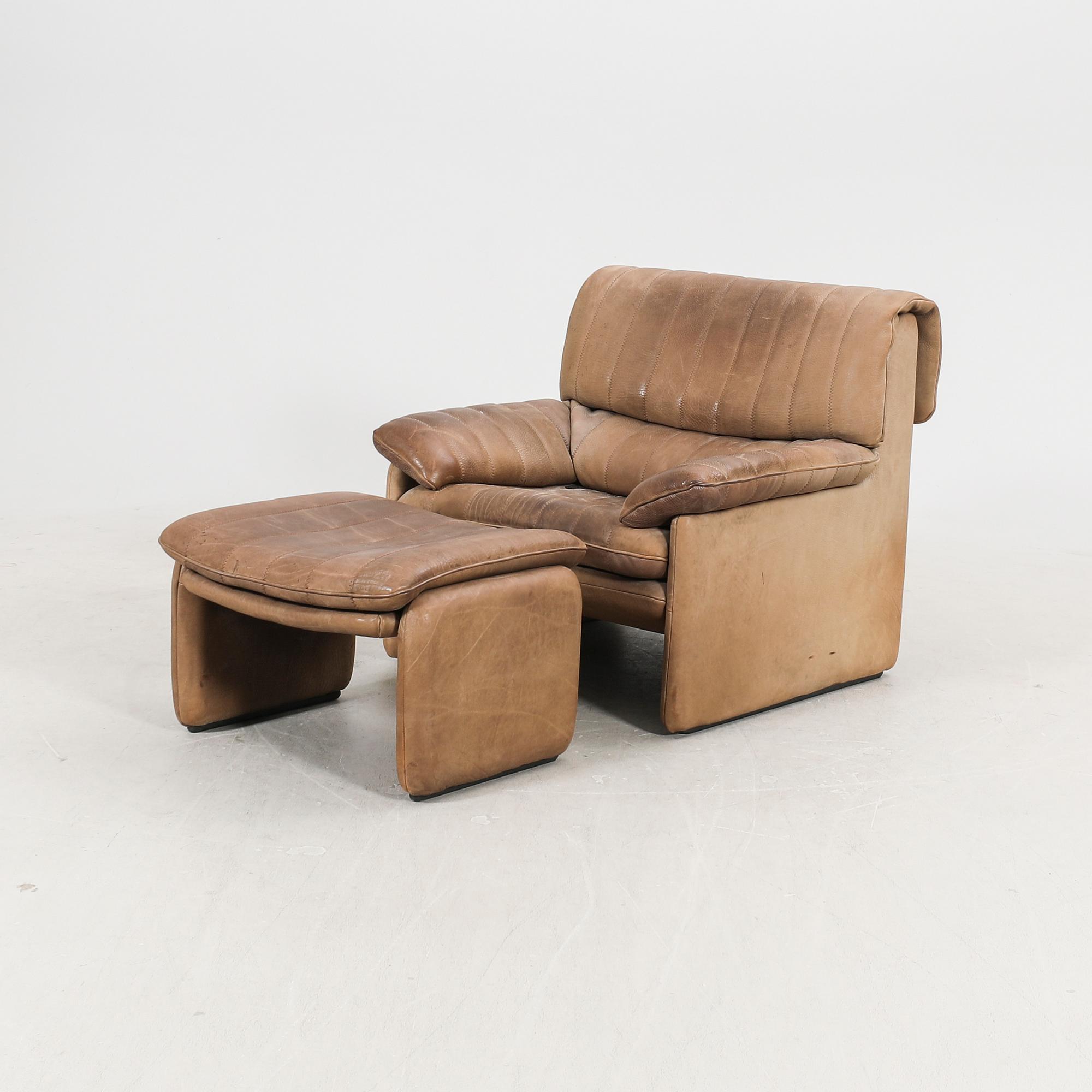 A leather armchair and fotstool by De Sede, Schweiz second half of the 20th century.