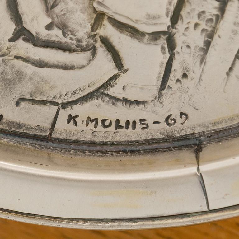 Tynnyri, hopeaa puujalustalla, Auran Kultaseppä, Turku 1969.