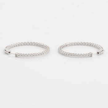 Örhängen kreoler med briljantslipade diamanter.