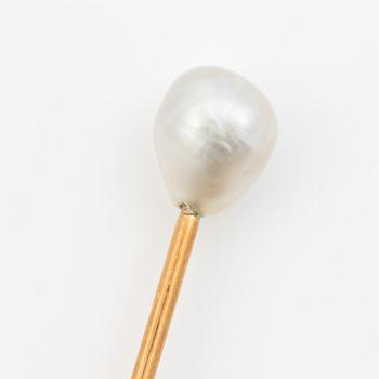 Brooch pin with pearl.
