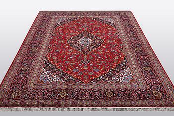 A carpet, Kashan, ca 298 x 202 cm.