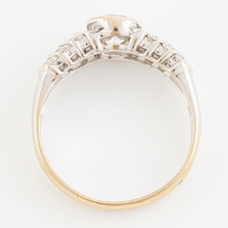 Ring 18K gold with round brilliant-cut diamonds.