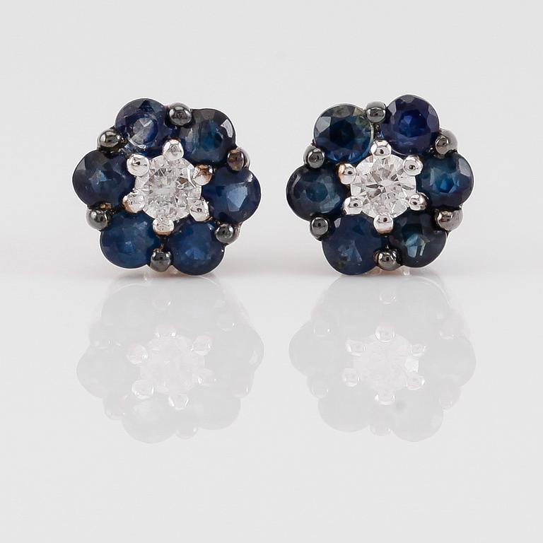 ÖRHÄNGEN, 1 par, 18K vitguld, diamanter tot ca 0.08 ct. och safirer tot ca 0.59 ct.