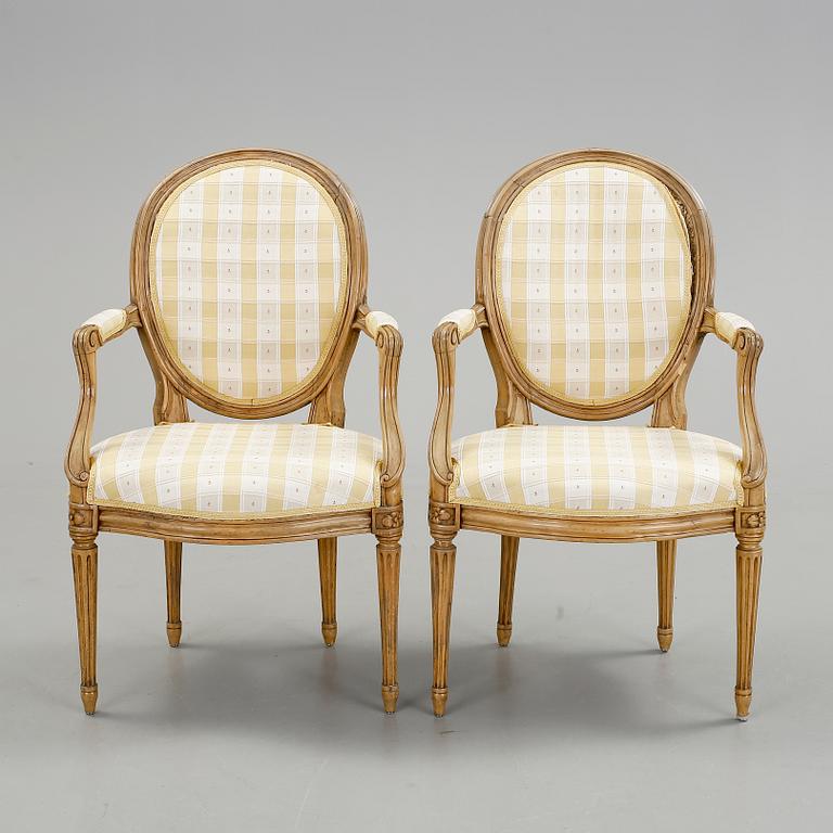 KARMSTOL, ett par, Frankrike, Louis XVI-stil, omkring år 1900.