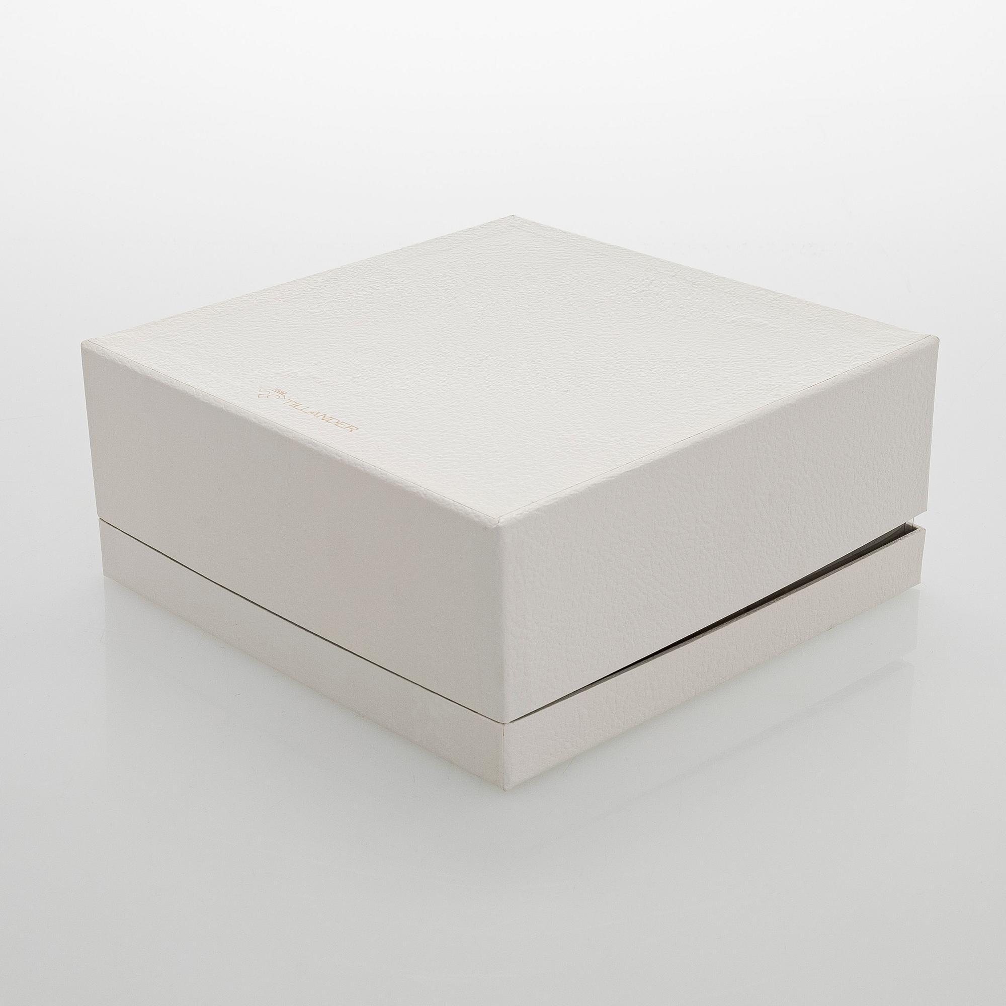 A. Tillander, malja, sterlinghopeaa ja emalia. Turku 2005.