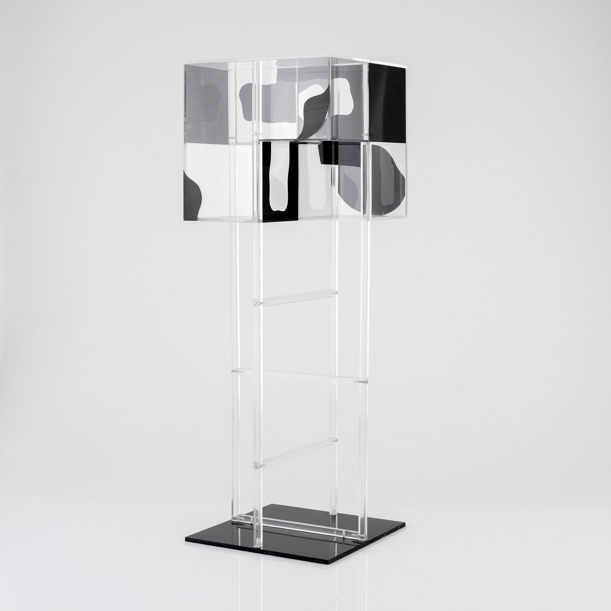 Gösta Wallmark, skulptur, plexiboxar och pinnar. Klarglas och svart.