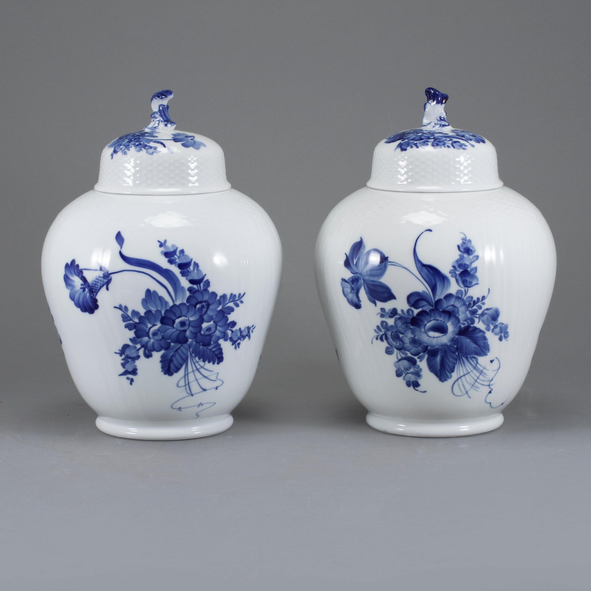 LOCKURNOR, ett par, porslin, "Blå blomst", Royal Copenhagen, 1900-talets andra hälft.