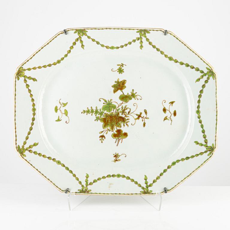 A porcelain serving dish, China, Qianlong (1736-95).