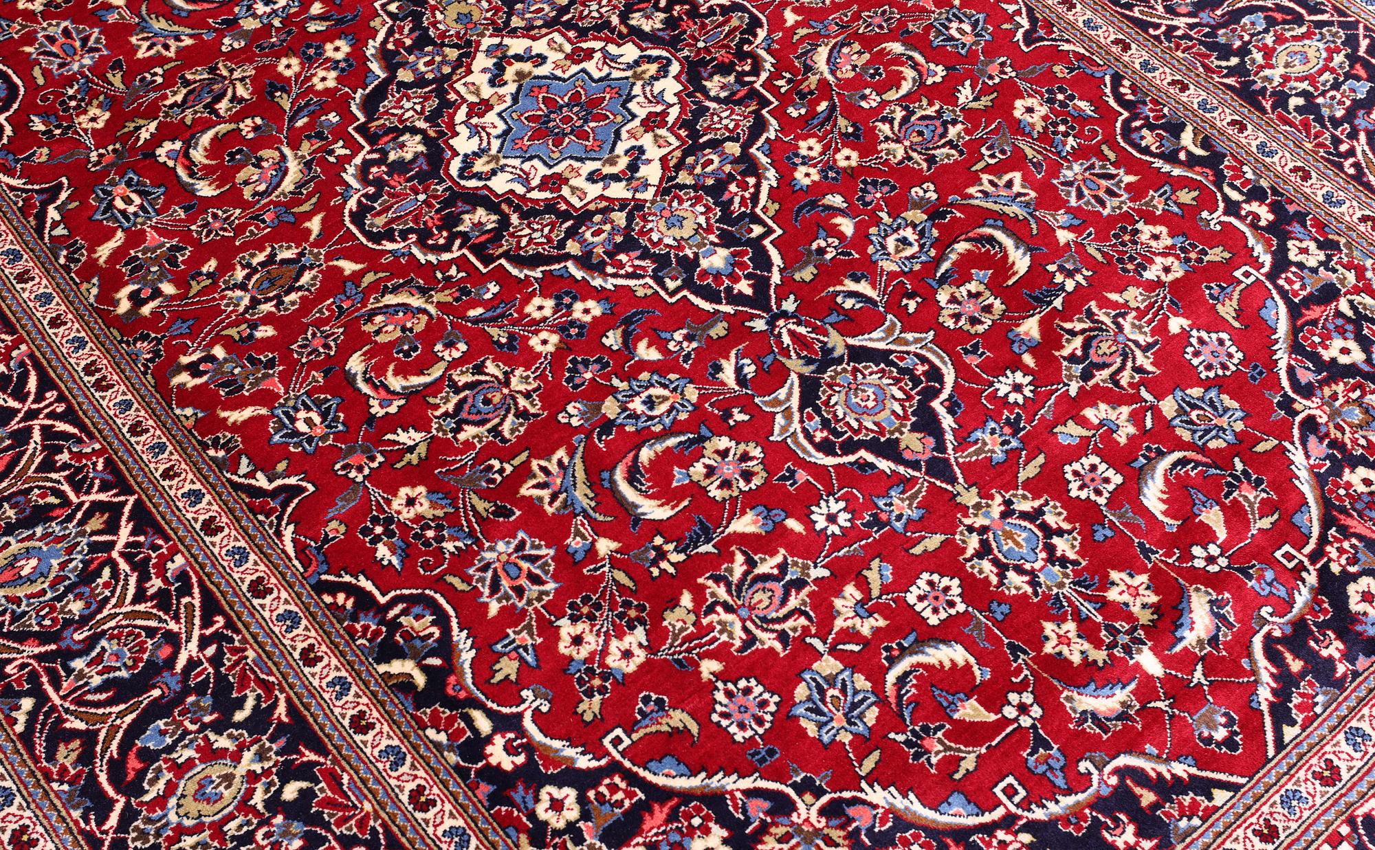 A carpet, Kashan, ca 292 x 196 cm.