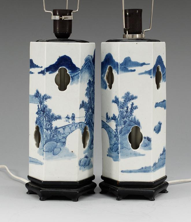 A pair of blue and white lanterns/lamps, late Qing.