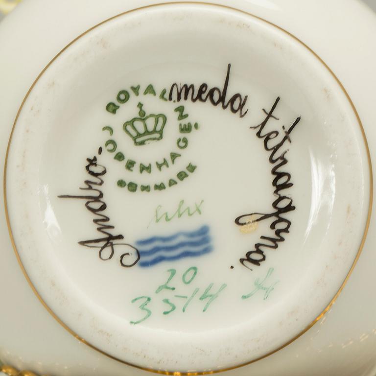 CREMEKOPP MED FAT , porslin, , "Flora Danica", Royal Copenhagen, Danmark.