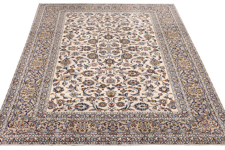 A Keshan carpet, c. 333 x 233 cm.