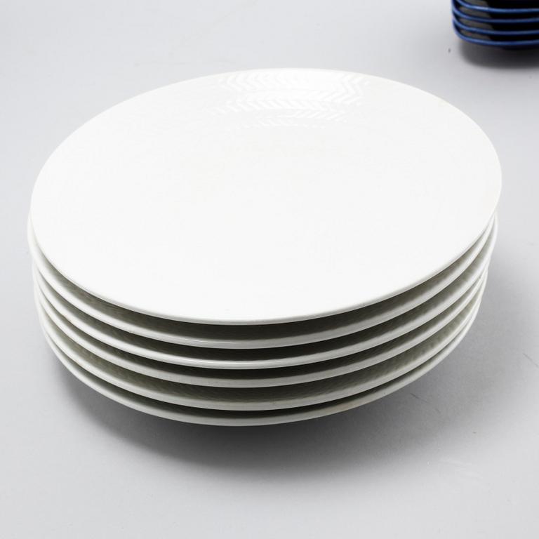 SERVISDELAR, 14 st, porslin, "Blå eld", Hertha Bengtsson, Rörstrand, i produktion 1951-71.