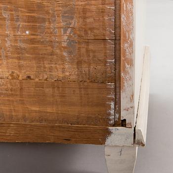 An early 19th-century chest of drawers.