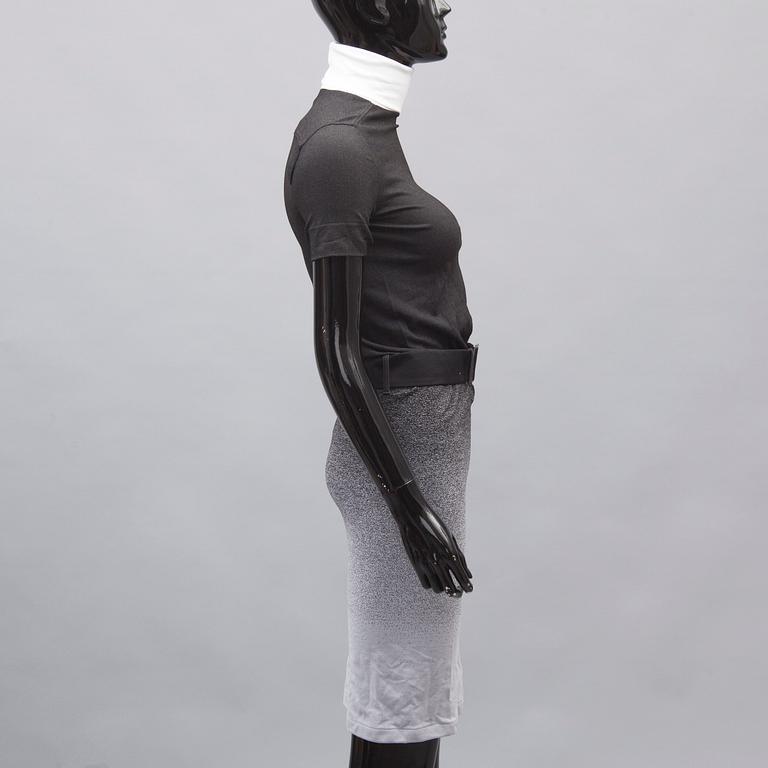 KLÄNNINGAR, 2 st, samt DRÄKT, 2 delar, Karl Lagerfeld för Wolford.