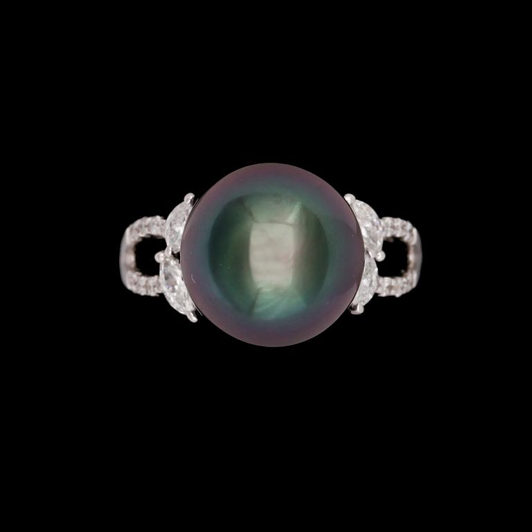 RING, odlad Tahitipärla, 12 mm, med navett- och briljantslipade diamanter, tot. ca 0.45 ct.