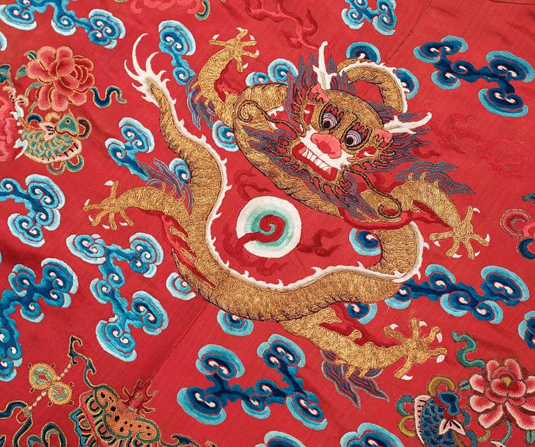 ROBE, silk. Height 112,5 cm. China, late Qing dynasty (1644–1911).