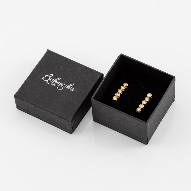Örhängen, ett par, 18K guld med briljantslipade diamanter.