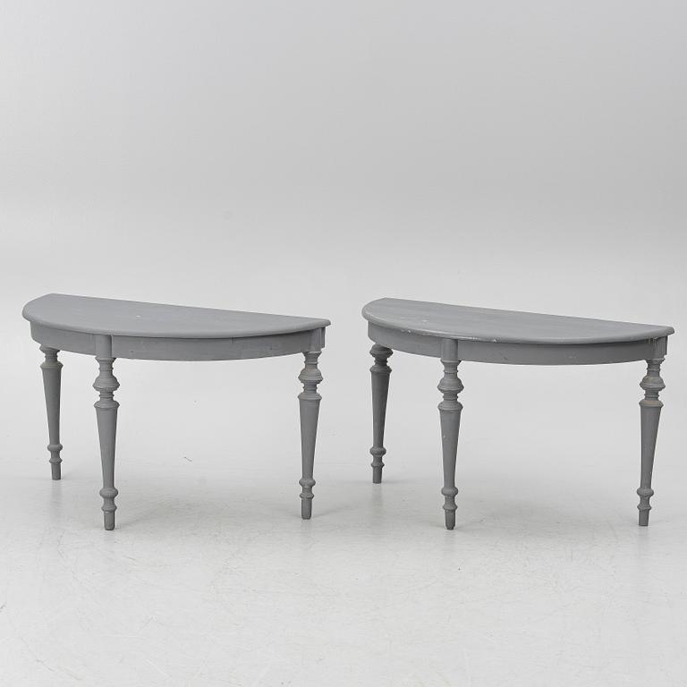 Bord, ett par, halvmåneformade, omkring 1900.