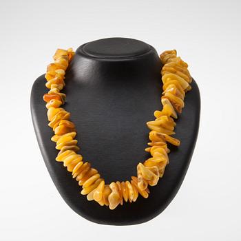 HALSBAND och ÖRHÄNGEN, ett par, bärnsten, 1900-tal.