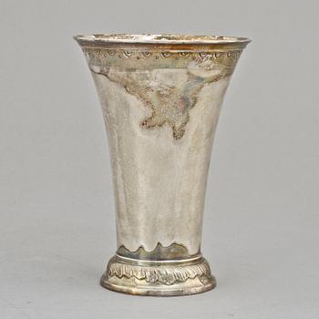 POKAL samt BRICKA, silver, C G Hallberg, Stockholm, 1917 resp 1957. Vikt 891 g.