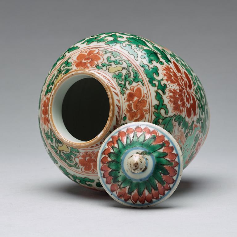 A Transitional wucai jar with cover, 17th Century.