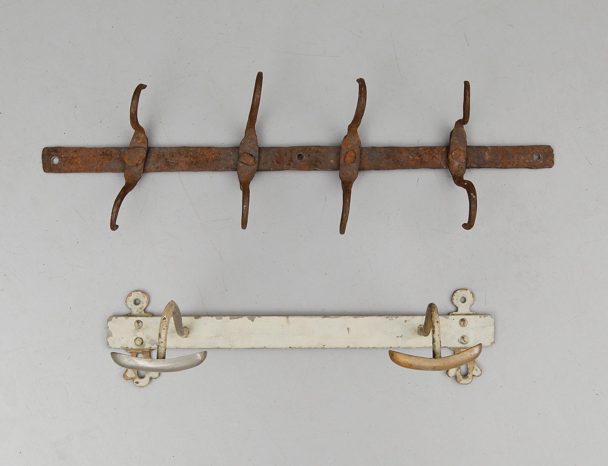 KLÄDHÄNGARE, 2 st, smide, 1700-/1800-tal.