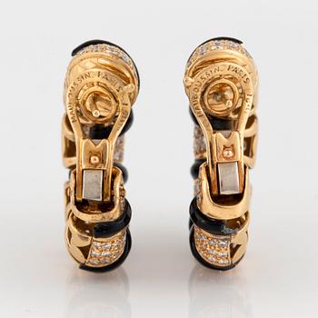 A pair of Mauboussin earrings in 18K gold set with onyx and round brilliant-cut diamonds.