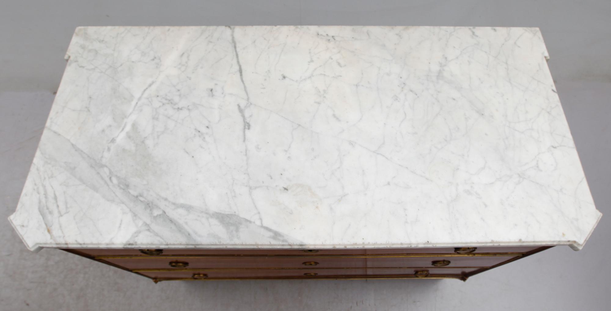 BYRÅ, sengustaviansk, omkring år 1800.