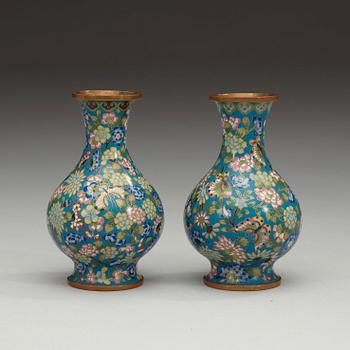 A pair of cloisonné vases, late Qing dynasty, circa 1900.