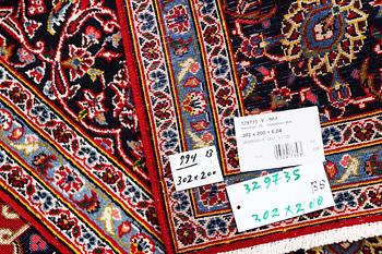 A Kashan carpet, c. 302 x 200 cm.