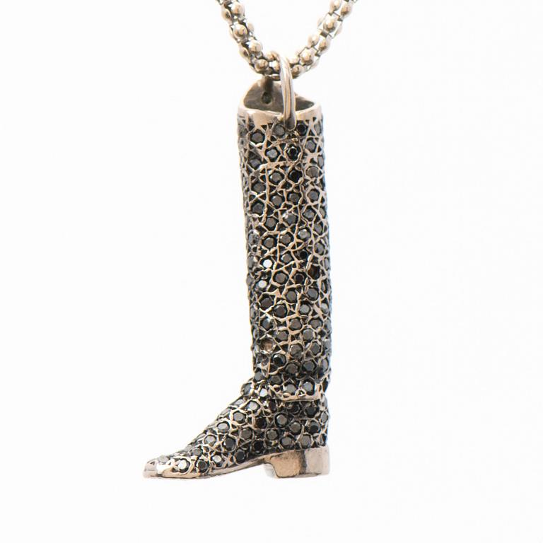 HÄNGE, svarta briljantslipade diamanter ca 1 ct. 14K vitguld. Mikaela Soratie. Helsingfors 2005.