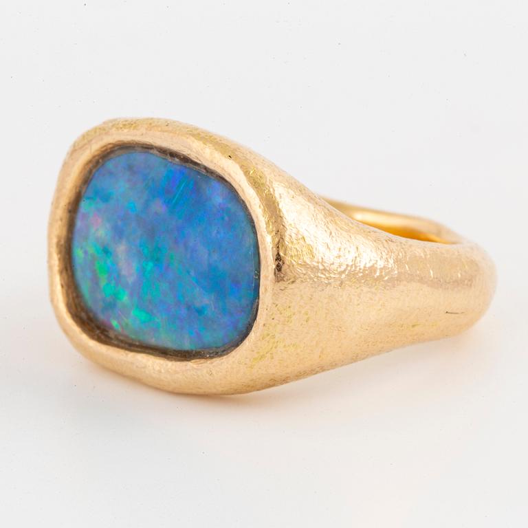 RING, 18K guld med opal.