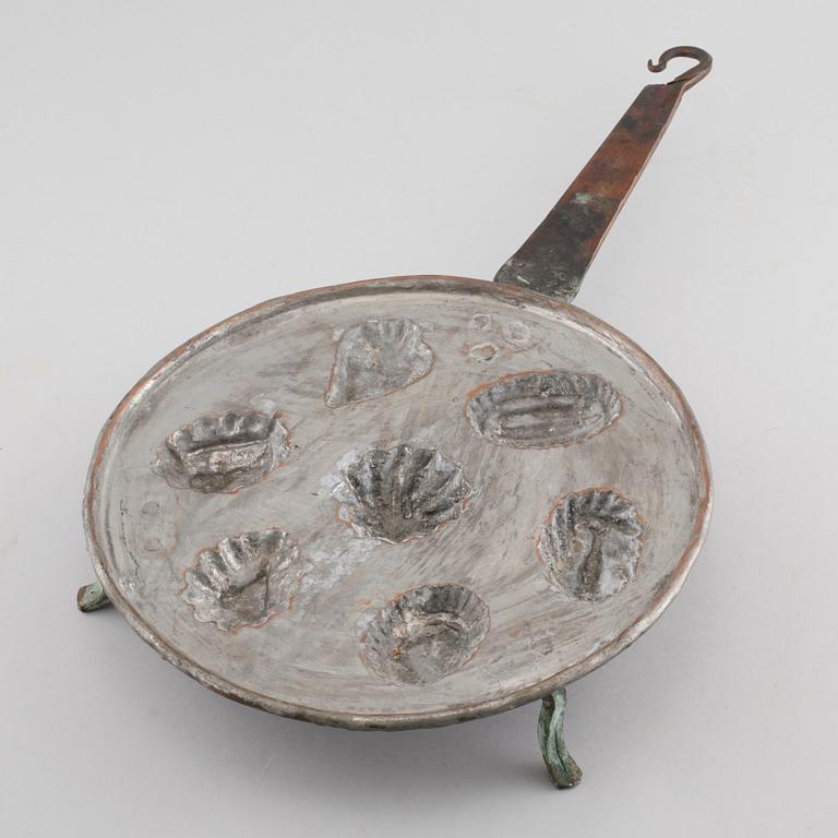 A copper cake tin, 19th century.